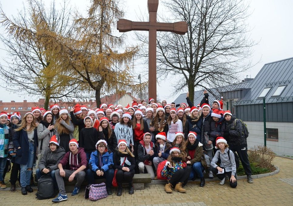 Młody Kolping w czapkach św. Mikołaja