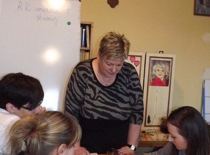 Wypracowywanie analizy SWOT stowarzyszenia na spotkaniu z couchem w Niewieścinie