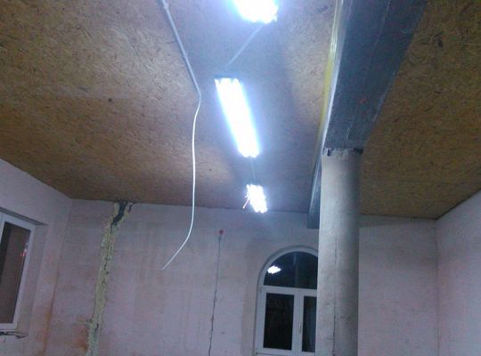 Zamontowana podbitka pod sufitem i instalacja elektryczna