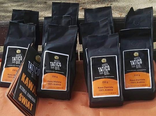 Stoisko kawy Tatico na wieczorku biesiadnym w szkole.