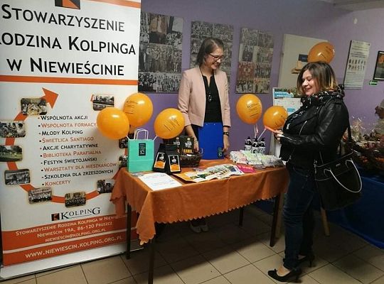 Stoisko kawy Tatico na wieczorku biesiadnym w szkole.