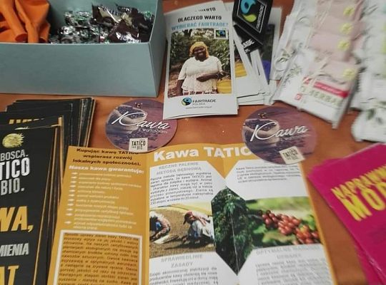 Stoisko kawy Tatico na wieczorku biesiadnym w szkole.