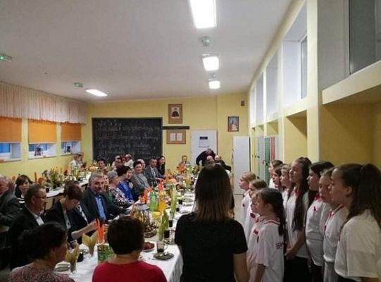 Stoisko kawy Tatico na wieczorku biesiadnym w szkole.