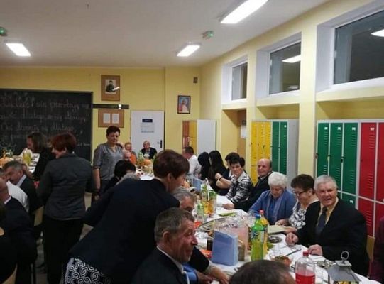 Stoisko kawy Tatico na wieczorku biesiadnym w szkole.