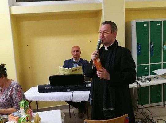 Stoisko kawy Tatico na wieczorku biesiadnym w szkole.