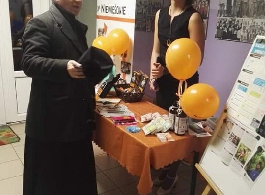 Stoisko kawy Tatico na wieczorku biesiadnym w szkole.