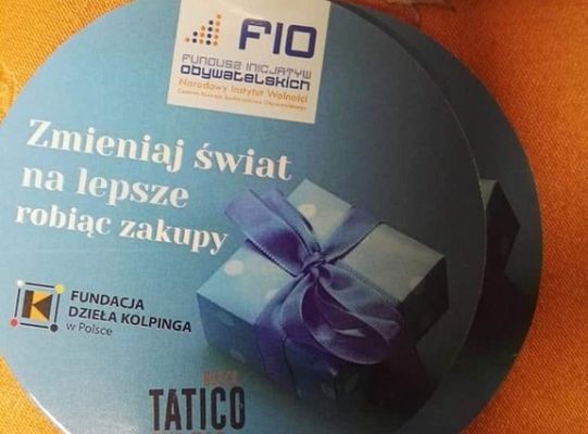 Stoisko kawy Tatico na wieczorku biesiadnym w szkole.