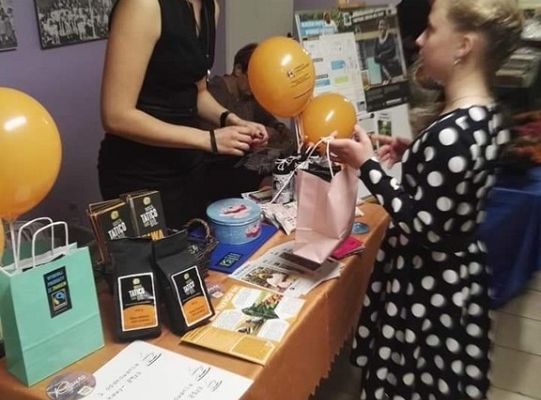 Stoisko kawy Tatico na wieczorku biesiadnym w szkole.