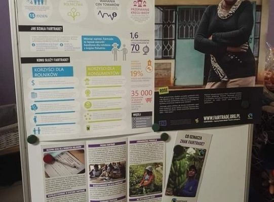 Stoisko kawy Tatico na wieczorku biesiadnym w szkole.