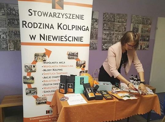 Stoisko kawy Tatico na wieczorku biesiadnym w szkole.