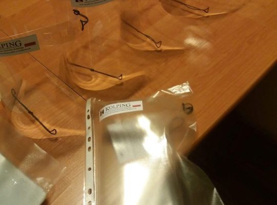 Przyłbice dla potrzebujących