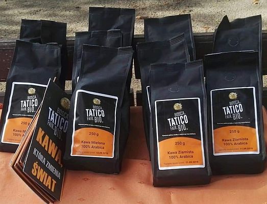 Stoisko kawy Tatico na wieczorku biesiadnym w szkole.